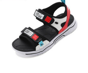 Alkalmi szandál lapos talppal és emblémával fiúknak