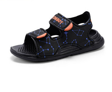 Alkalmi szandál lapos talppal és emblémával fiúknak