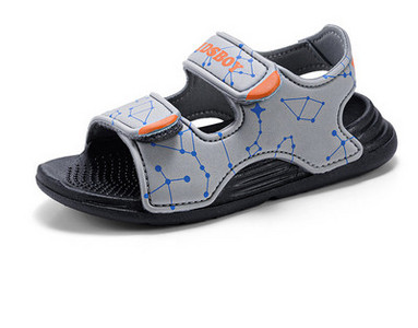 Alkalmi szandál lapos talppal és emblémával fiúknak