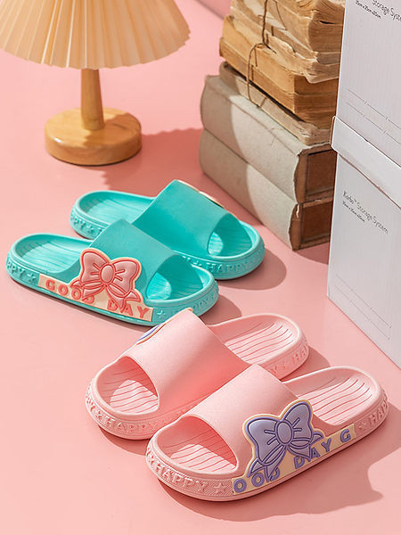 Gumi papucs lányoknak felirattal és rátéttel