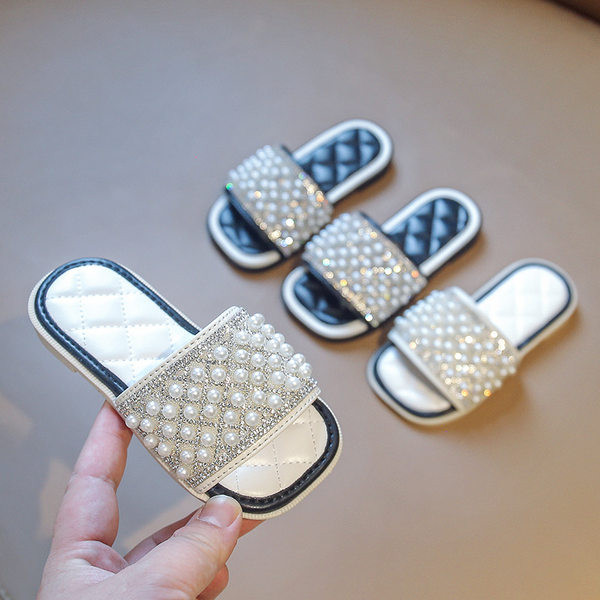 Gyöngyös bőrpapucs új modellje lányoknak