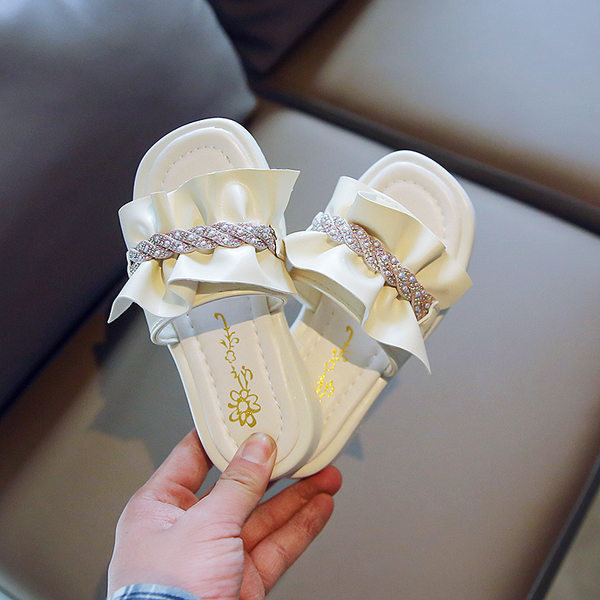 Kolmes värvitoonis kivikestega lastesussid