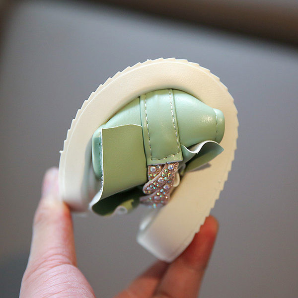 Kolmes värvitoonis kivikestega lastesussid