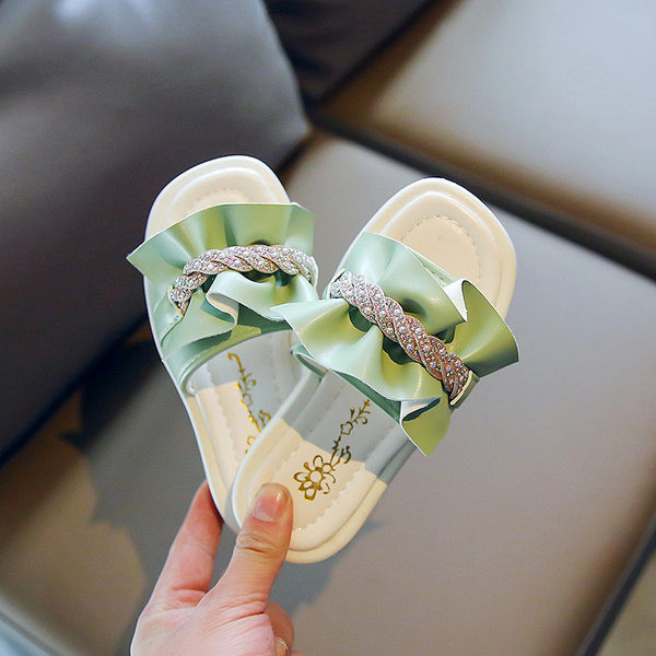 Kolmes värvitoonis kivikestega lastesussid