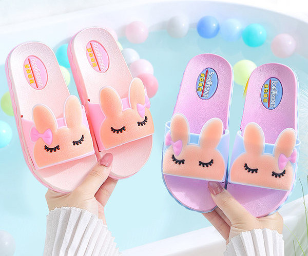 Lapos talpú, rátéttel ellátott gyerekpapucs