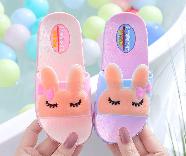 Lapos talpú, rátéttel ellátott gyerekpapucs