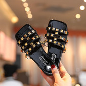 Παιδικές παντόφλες από συνθετικό δέρμα με μεταλλικό πούλι