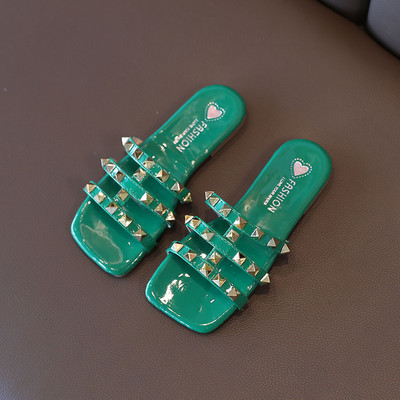 Παιδικές παντόφλες από συνθετικό δέρμα με μεταλλικό πούλι