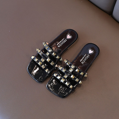 Παιδικές παντόφλες από συνθετικό δέρμα με μεταλλικό πούλι