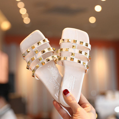 Παιδικές παντόφλες από συνθετικό δέρμα με μεταλλικό πούλι