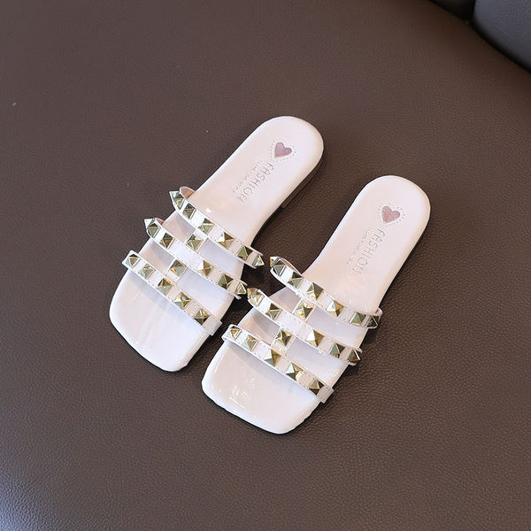 Παιδικές παντόφλες από συνθετικό δέρμα με μεταλλικό πούλι