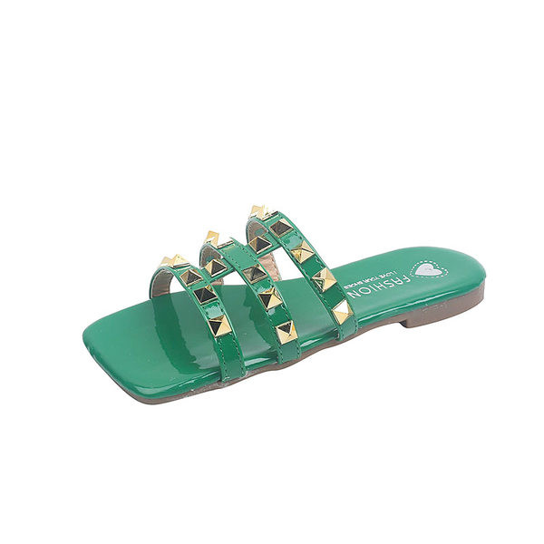 Παιδικές παντόφλες από συνθετικό δέρμα με μεταλλικό πούλι