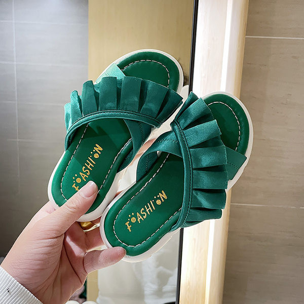 Gyermek papucs textil pántokkal és fürtökkel