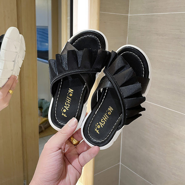 Gyermek papucs textil pántokkal és fürtökkel