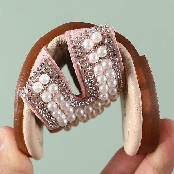 Μοντέρνες παντόφλες για κορίτσια διακοσμημένες με πέρλες και πέτρες