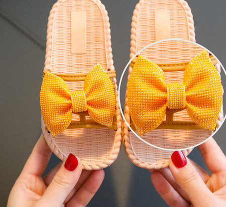 Gyermek papucs lányoknak két modell szalaggal és virág díszítéssel