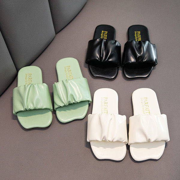 Παιδικές παντόφλες με λουράκι από οικολογικό δέρμα με κερδισμένο αποτέλεσμα