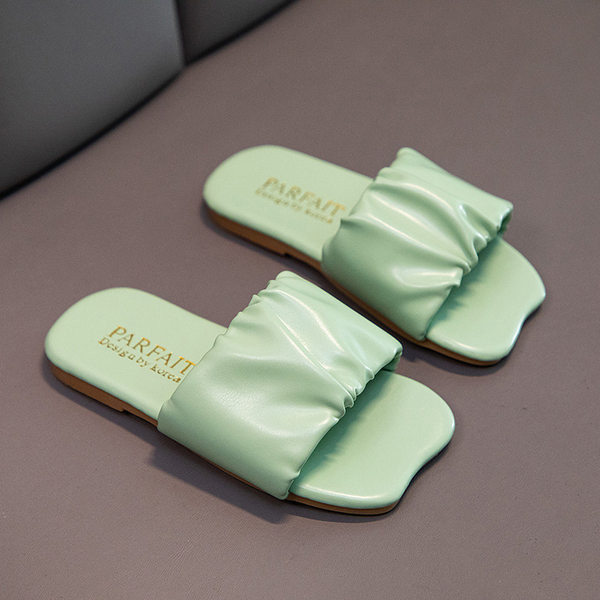 Παιδικές παντόφλες με λουράκι από οικολογικό δέρμα με κερδισμένο αποτέλεσμα