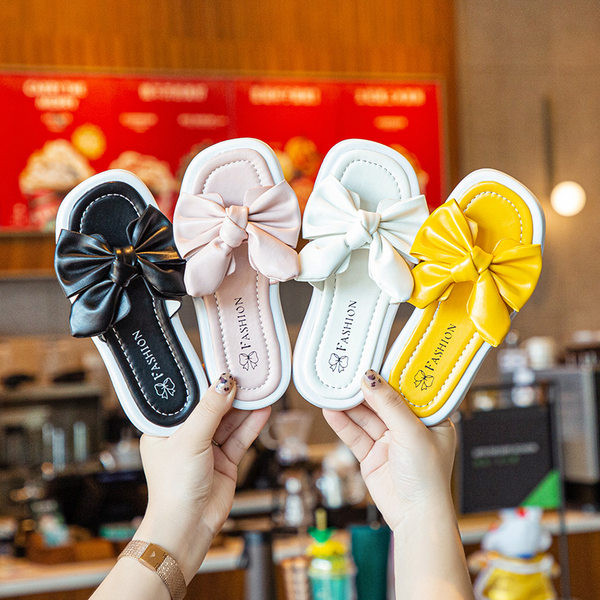 Bőr papucs lányoknak lapos talppal és szalaggal