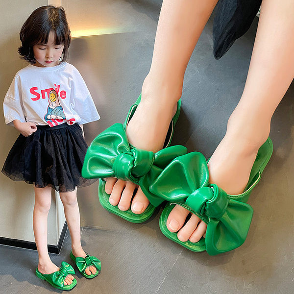 Lányoknak műbőrből készült papucs szalaggal