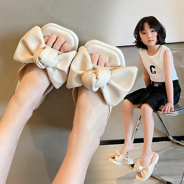 Lányoknak műbőrből készült papucs szalaggal