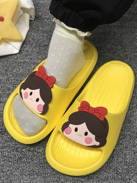 Λαστιχένιες παιδικές παντόφλες με απλικέ χρώματος