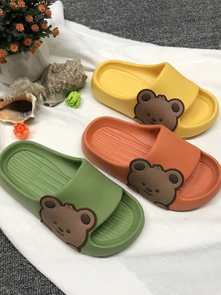 Παιδικές λαστιχένιες παντόφλες με απλικέ σε πολλά χρώματα