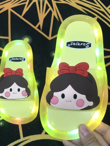 Gumi gyerekpapucs színes rátéttel és gumi talppal