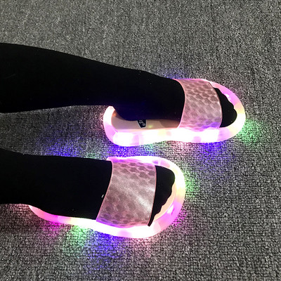 Παντόφλες από καουτσούκ απλού μοντέλου με φωτεινή σόλα