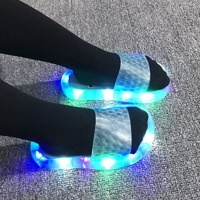 Παντόφλες από καουτσούκ απλού μοντέλου με φωτεινή σόλα