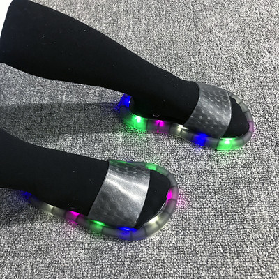 Παντόφλες από καουτσούκ απλού μοντέλου με φωτεινή σόλα