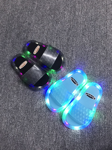 Παντόφλες από καουτσούκ απλού μοντέλου με φωτεινή σόλα