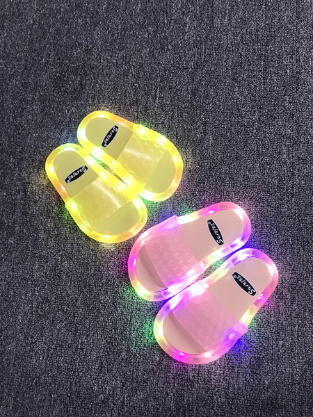 Παντόφλες από καουτσούκ απλού μοντέλου με φωτεινή σόλα