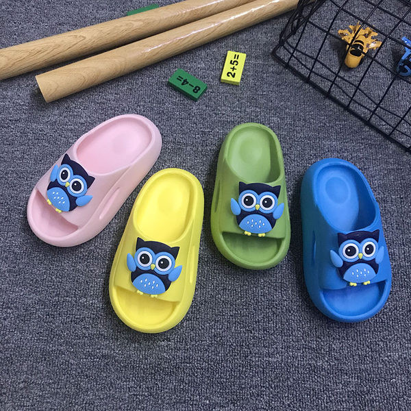Παιδικές λαστιχένιες παντόφλες με απλικέ κουκουβάγια