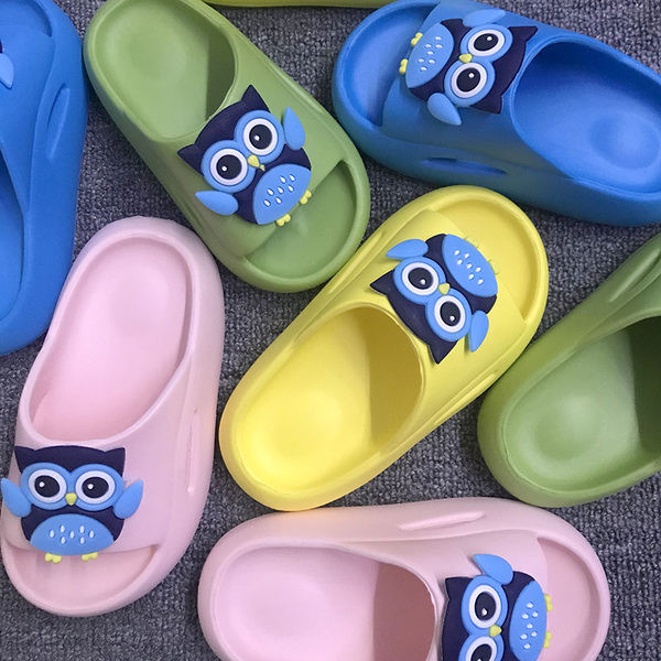 Παιδικές λαστιχένιες παντόφλες με απλικέ κουκουβάγια