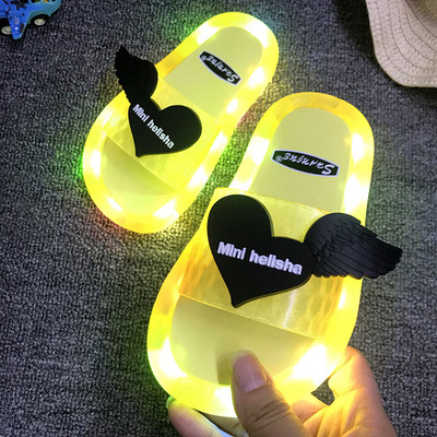 Casual παιδικές παντόφλες με τρισδιάστατο στοιχείο και φωτεινές σόλες