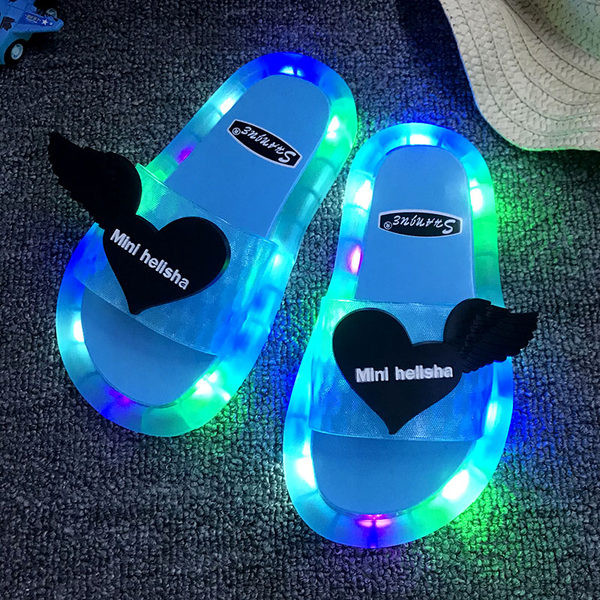 Casual παιδικές παντόφλες με τρισδιάστατο στοιχείο και φωτεινές σόλες