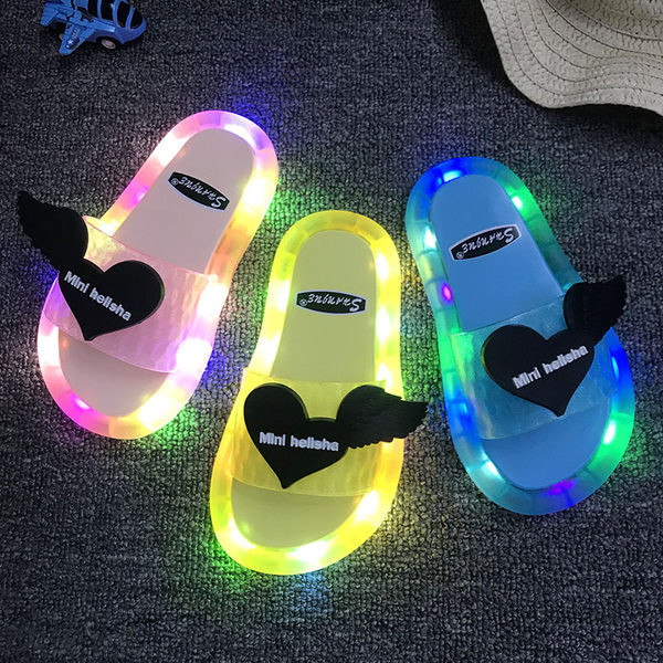 Casual παιδικές παντόφλες με τρισδιάστατο στοιχείο και φωτεινές σόλες