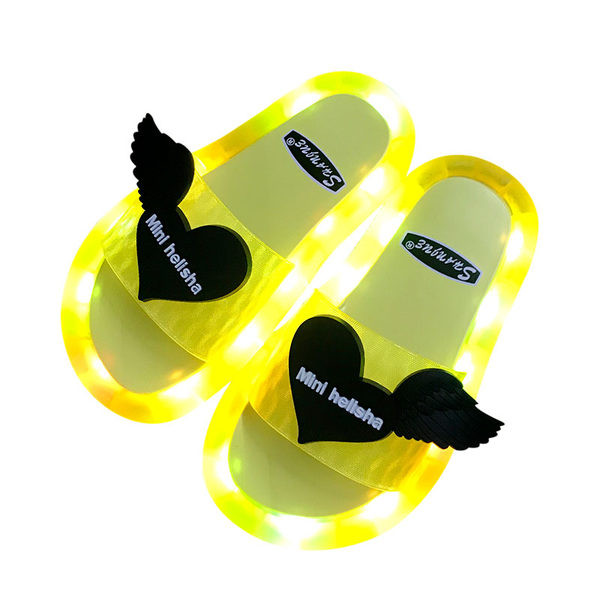 Casual παιδικές παντόφλες με τρισδιάστατο στοιχείο και φωτεινές σόλες