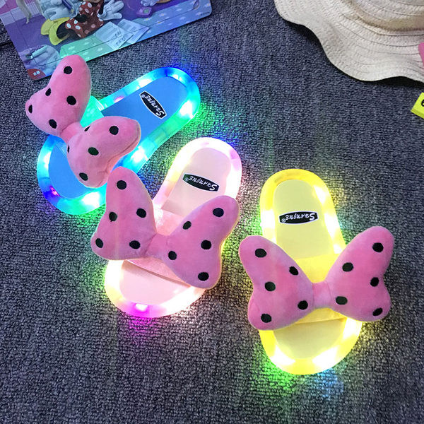 Καλοκαιρινές παιδικές παντόφλες με λαμπερές σόλες