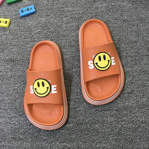 Παιδικές λαστιχένιες παντόφλες με απλικέ και επίπεδη σόλα νέο μοντέλο