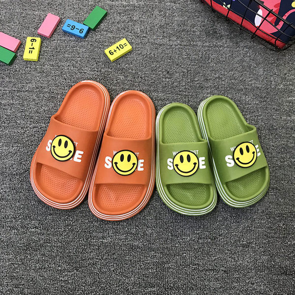 Παιδικές λαστιχένιες παντόφλες με απλικέ και επίπεδη σόλα νέο μοντέλο