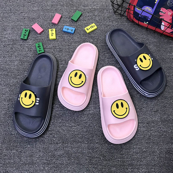 Παιδικές λαστιχένιες παντόφλες με απλικέ και επίπεδη σόλα νέο μοντέλο