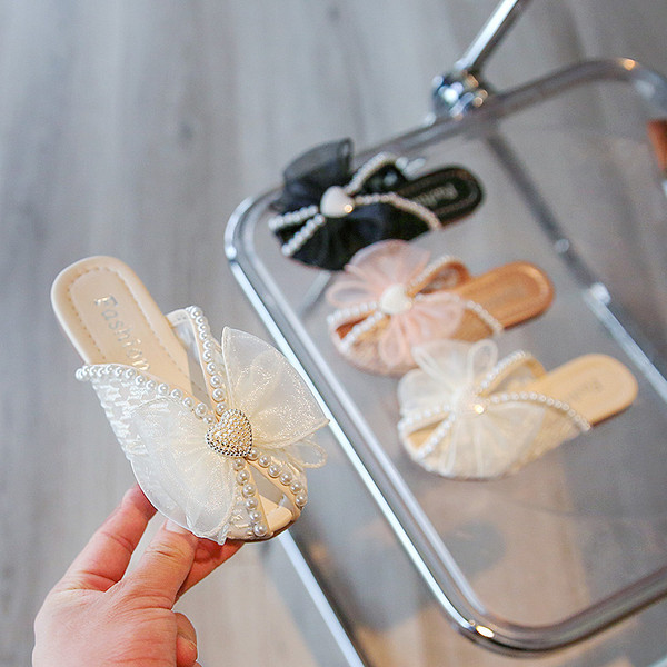 Elegáns gyerekpapucs tüll és gyöngy díszítéssel