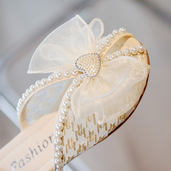 Elegáns gyerekpapucs tüll és gyöngy díszítéssel