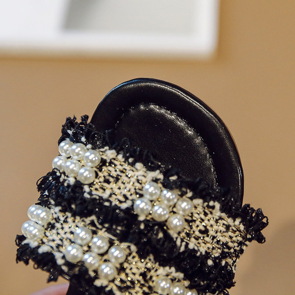 Gyöngy díszítésű modern textilpapucs gyerekeknek