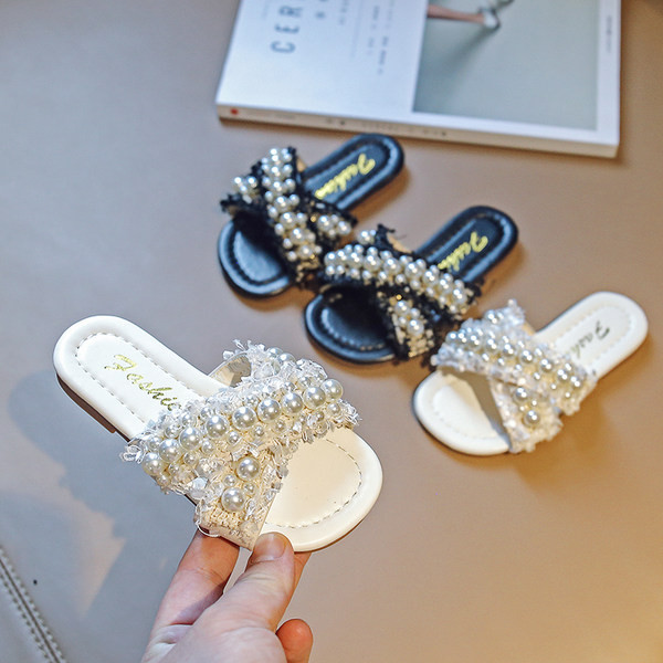 Must-valged pärlitega laste sussid