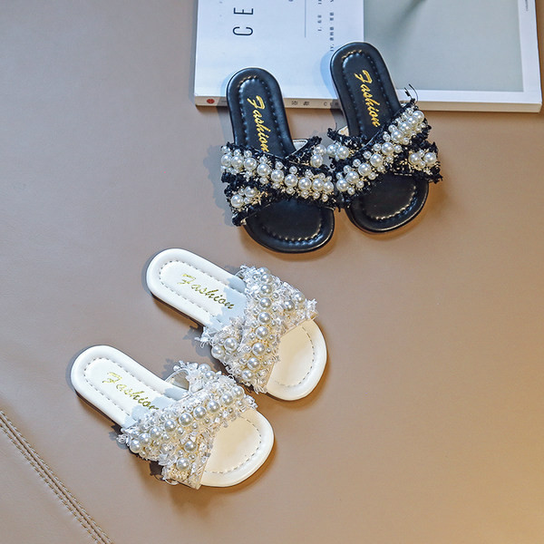 Must-valged pärlitega laste sussid