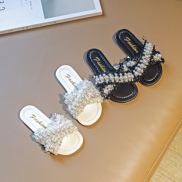 Must-valged pärlitega laste sussid