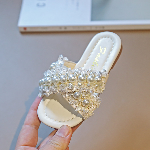 Must-valged pärlitega laste sussid